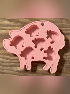 Silicone Pig-Shaped Craft Mold in Pink with 6 Cavities.